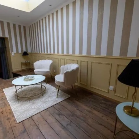 לינה וארוחת בוקר La Isabelle De Luxembourg &